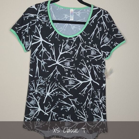 LuLaRoe Classic Tee XS Halloween Spiderwebs NEW - Picture 1 of 1